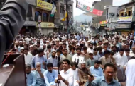 خوازہ خیلہ میں دکانداران اورعوام نے سڑک بلاک کردی، گاڑیوں کی لمبی قطاریں ، احتجاج جاری