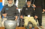 غالیگے پولیس کی کارروائی، بھاری مقدار میں شراب واسلحہ برآمد