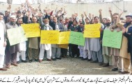 کانجو فلائی وور کے تعمیر کے خلاف اہلیان علاقہ سراپا احتجاج ، اے سی کے دفتر کے سامنے فلائی وور نامنظور کے منظور 