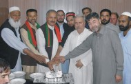 پی ٹی آئی کی22سال مکمل ، جنون کی طرف سے سوات میں جشن، مٹھائیاں تقسیم ، 10پونڈوزنی کیک کاٹاگیا