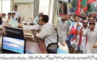 فضل حکیم خان نے پی ٹی آئی ٹکٹ ریٹرنگ آفیسر کو جمع کیا ، کارکنوں میں خوشی 