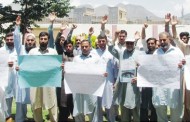 پیتھام انسٹی ٹیوٹ کے ملازمین کا مطالبات کے حق میں احتجاجی مظاہرہ اور نعرہ بازی