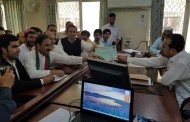 فضل حکیم خان کارکنوں کی بڑی تعداد میں ریٹرنگ افیسر کے سامنے پیش، اہم کاغذ حوالے کردیا