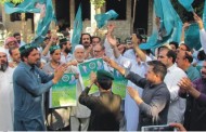 نوازشریف اور مریم نواز کی سزاء کیخلاف ن لیگ کے کارکنوں کا احتجاجی مظاہرہ،احتجاج میں ایم ایم اے کی بھی شرکت