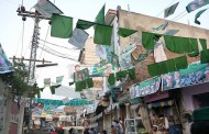 پولنگ سٹیشنوں کے سامنے پارٹی ورکر تیاریوں میں مصروف، پارٹی نغموں کی گونچ