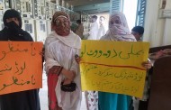 کہ دہ زلموں نہ پورا نہ شوہ، خواتین نے بینرز اٹھالئے کس کو ووٹ دینگے۔ ۔ خوگہ وطنہ جینکئی بہ دے گٹی نہ