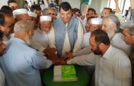 پی ایم ایل ن کے صوبائی صدر انجینئر امیر مقام نے سنگوٹہ میں جشن آزدی کا کیک کاٹا 