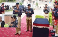 پولیس شہداء کو خراج تحسین، ملکی سالمیت کیلئے دیئے گئے قربانیاں لازوال ہیں، کمشنر ظہیر الاسلام