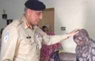 یوم دفاع پاکستان کے موقع پر آرمی چیف اور ان کی اہلیہ پولیس کے شہید سب انسپکٹرکے گھرپہنچ گئے