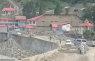 کالام سڑک کا حفاظتی پشتہ ٹوٹنے سے سڑک بند ، سیاح پھنس گئے