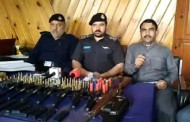 غالیگے پولیس کی بڑی کارروائی، بھاری مقدار میں اسلحہ وکارتوس برامد، ملزمان گرفتار
