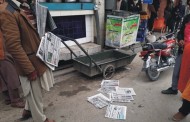 ناجائز تجاوزات کے خلاف کارروائی ، اخبار فروش بھی زد میں آگئے ، ٹی ایم اے والوں نے اخبارات کو سڑک پرپھینک دیا