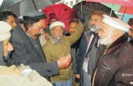 درجہ چہارم ملازمین میں ساسی مداخلت کیخلاف احتجاجی دھرنا جاری، دفاتر میں کام ٹھپ