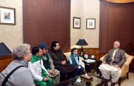کمسن بچی عائشہ ایاز سے وزیراعلی اور سینئروزیر کی ملاقات، انعامات کی بارش