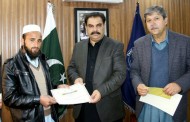 برفباری میں پولیو مہم چلانے والے ملازمین میں نقد انعامات تقسیم