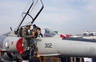 مراد سعید پائلٹ بن گئے ، جنگی جہاز میں سوار