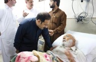 فضل حکیم کا سنٹرل ہسپتال کیجولٹی کادورہ ، ڈاکٹر محمد خان کی عیادت