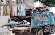 چارباغ میں بڑے سائن بورڈز چوری کرنیوالے گرفتار ، سامان برامد