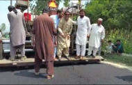 تختہ بند سڑک پر تارکول شروع، ایم پی اے عزیز اللہ گران معائنہ کیلئے موقع پر موجود