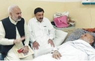 سینئر صحافی حضرت بلال کو دورہ، روزنامہ شمال کے چیف ایڈیٹر غلام فاروق عیادت کیلئے پہنچ گئے