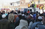 ریڑھی بان جنرل بس سٹینڈ میں ٹی ایم اے گاڑی کے سامنے لیٹ گئے