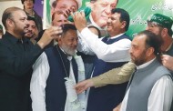 فضل الرحمان نونو ساتھیوں سمیت ن لیگ میں شامل، امیر مقام نے ٹوپیاں پہنادیں