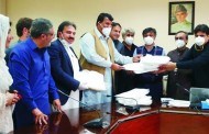 ن لیگ کے صدر امیر مقام نے پشاور میں کورونا کٹس کی پہلی کھیپ حوالہ کردی