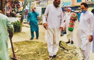 چیئرمین فضل حکیم خان کا حاجی بابا روڈ پر تعمیراتی کام پر چھاپہ، غیر معیاری میٹریل کے استعمال کا سختی سے نوٹس