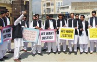 ینگ وکلاء برادری کا مطالبات کے حق میں پریس کلب کے سامنے احتجاجی مظاہرہ