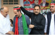 مینگورہ میں اے این پی کو بجلی کے جھٹکے لگ گئے، کارکن پی ٹی ائی میں شامل