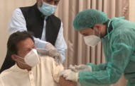 وزیراعظم عمران خان نے کورونا سے بچاؤ کی ویکسین لگوا لی