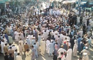 وزیراعلی کے گھر کے قریب مظاہرین کا بجلی لوڈشیڈنگ کیخلاف مظاہرہ