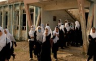 کابل: افغانستان میں اسکول کھل گئے، ترجمان طالبان سہیل شاہین نے ٹوئٹ کے زریعے خوشی کا اظہار کیا۔ افغانستان میں حکومت کی تبدیلی کے بعد اسکول کھل گئے ہیں۔  ترجمان طالبان سہیل شاہین نے سوشل میڈیا پر اسکول کھلنے کی ویڈیو بھی شیئر کی۔ ساتھ ہی انہوں نے کہا کہ طالبان کے کنٹرول کے بعد افغانستان میں بچیوں کے اسکول کھل گئے ہیں۔