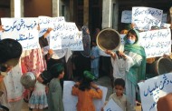 ن لیگ کی خواتین کا انوکھا احتجاج، گھر کے خالی برتن اُٹھا کر احتجاجی مظاہرہ