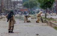 کشمیری عوام بھارتی پابندیوں کو پاؤں تلے روندتے ہوئے باہر نکل آئے، قابض بھارتی فوج نے مظاہرین پر براہ راست فائرنگ کر دی