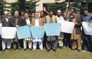 جیونیوز کے میر شکیل الرحمن کی گرفتاری اور جیو کی بندش کے خلاف سوات کے صحافیوں کا احتجاج، تین روزہ سوگ کا اعلان