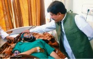 کمشنر ملاکنڈ ڈویژن  کی سیدو شریف ہسپتال میں زیر علاج ڈی ایس پی پیر سید کی عیادت