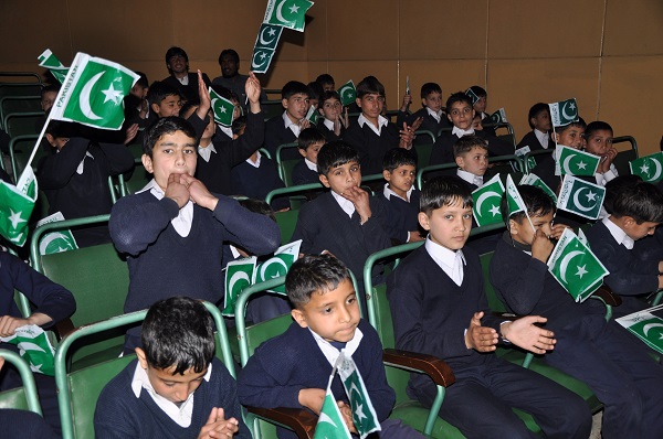 یوم پاکستان ، سوات کے تاریخی ودودیہ ہال میں مسکراتے چہرے اور قومی پرچم