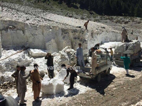 Kalam People Cut the snow And Sell them