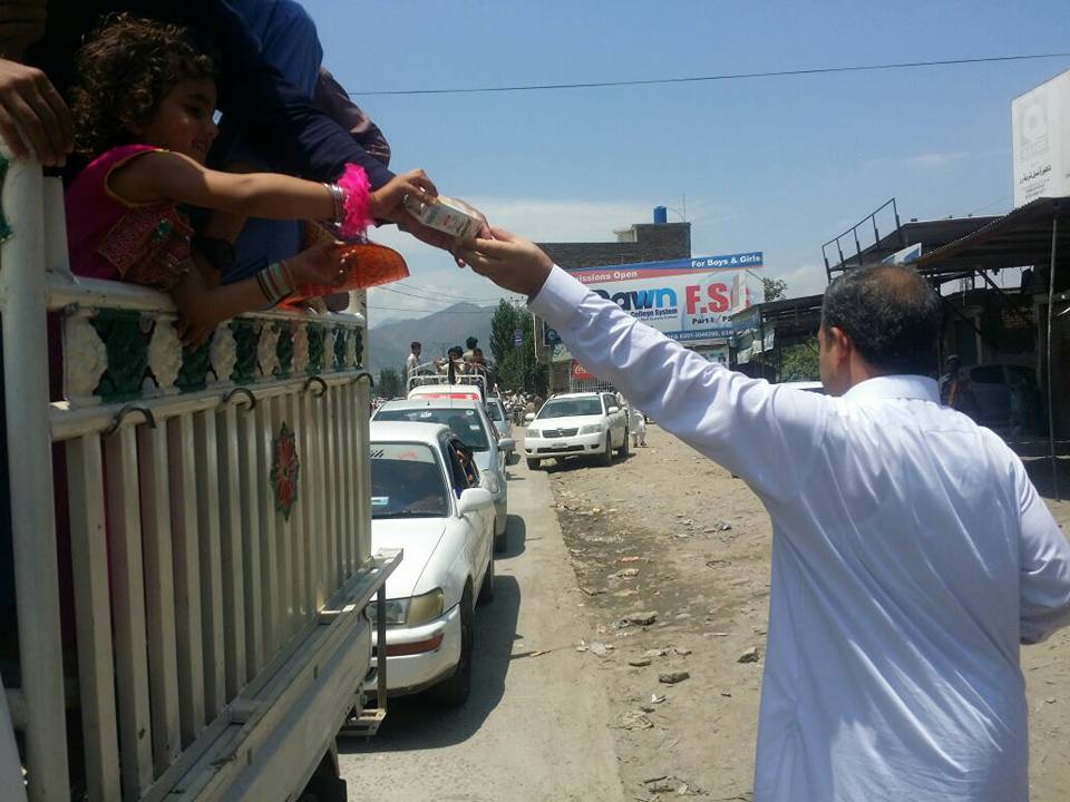 Police Distributed waters to Tourist in Swat Valley