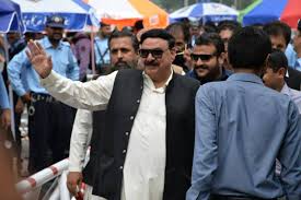 شیخ رشید کی جذباتیت سے ریلوے نظام بری طرح متاثر، محکمہ نے نظام بیٹھ جانے کا خدشہ ظاہر کردیا