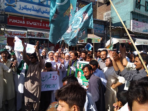 سوات میں ڈول کی تھاپ پر رو عمران رو کی نعرے لگ گئے ، مٹھائیاں تقسیم