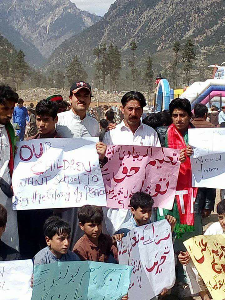 وزیراعلیٰ کی آمد پر سکول کی عدم تعمیر پر بچوں کا احتجاج