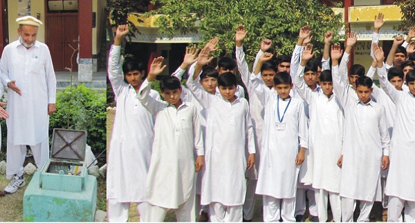 ہائیر سیکنڈری سکول حاجی بابا کے طلباء کا پانی کی عدم دستیابی کیخلاف مظاہرہ