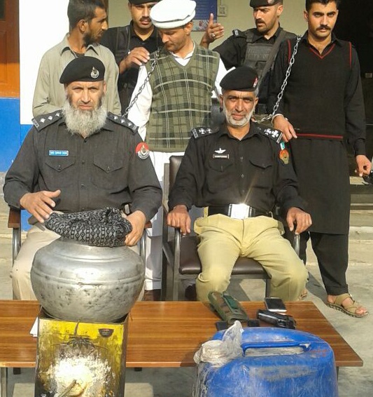 غالیگے پولیس کی کارروائی، بھاری مقدار میں شراب واسلحہ برآمد