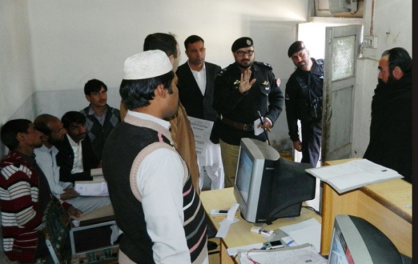 ڈی پی او سوات کا لائسنس آفس کا دورہ، لوگوں کے مسائل سن کر حل کرنیکی یقین دہانی