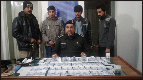 رحیم اباد پولیس نے جعلی کرنسی کی بڑی مقدار پکڑ لی، بڑا گروہ گرفتار