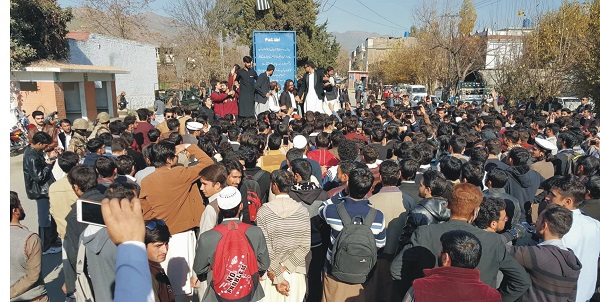 مٹہ میں چور اور ڈاکووں کاراج ، پختونخوا میپ کا احتجاجی مظاہرہ