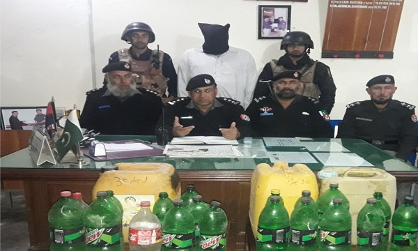 پولیس کاشراب تیارکرنیوالے گھر پر چھاپہ، بھاری مقدار میں شراب برامد