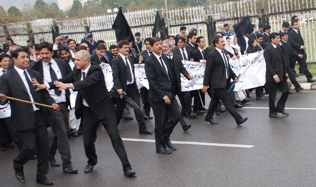 سوات میں مظاہرین پر ایف آئی آر کے خلاف مالاکنڈ ڈویژن کے وکلاء کا احتجاج جاری 